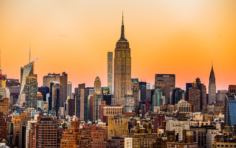 Empire State Building visto desde abajo en Nueva York, monumento imprescindible al planificar un viaje a Nueva York con familia desde España