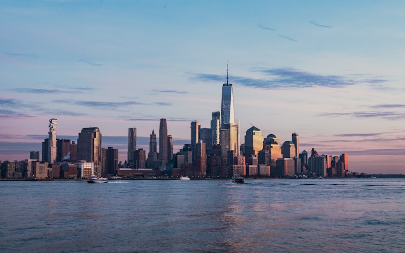 Skyline de Manhattan visto desde el agua al atardecer, vista que las familias que viajan a Nueva York desde España no deben perderse