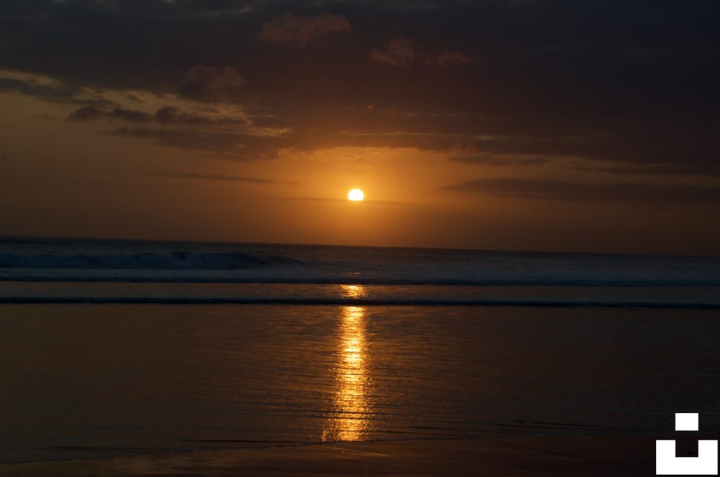 Atardecer en la costa sur de Bali, Indonesia