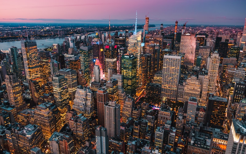 Rascacielos de Manhattan durante el atardecer, vistas desde los miradores de pago en Nueva York