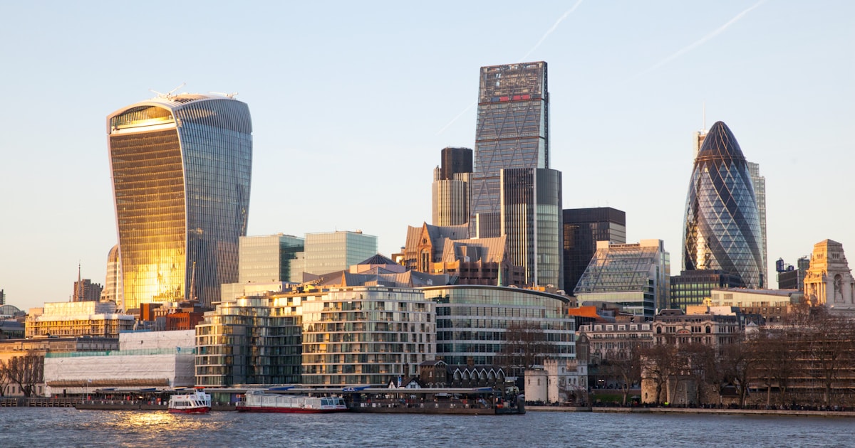 Skyline de Londres desde el Támesis para planificar presupuesto viaje familia