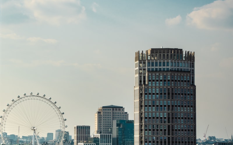 London Eye con el skyline de Londres al fondo, actividad de pago a considerar en el presupuesto