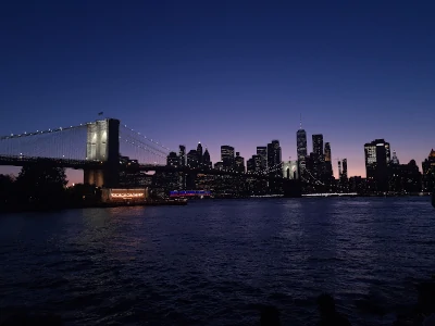 Vista nocturna del Puente de Brooklyn desde la playa de enfrente