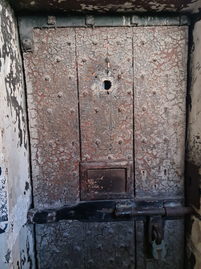 Puerta de celda de hierro con mirilla en la cárcel histórica de Kilmainham, Dublín