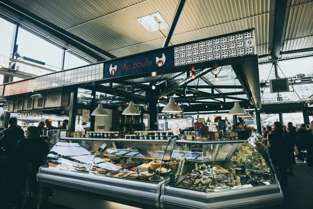 Puesto del mercado Reffen en Copenhague con productos locales