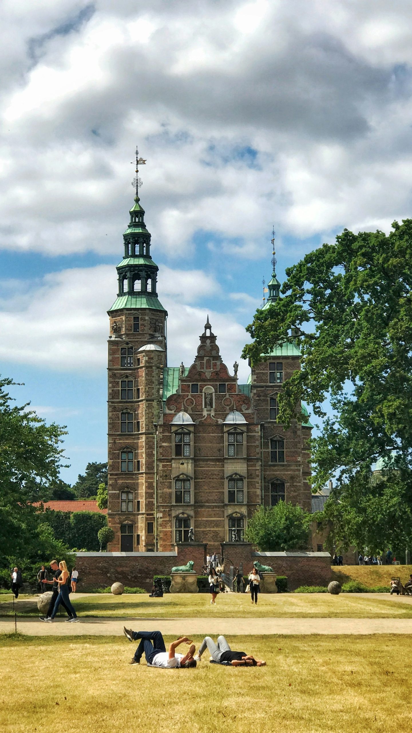 Castillo de Rosenborg desde los Jardines del Rey en Copenhague