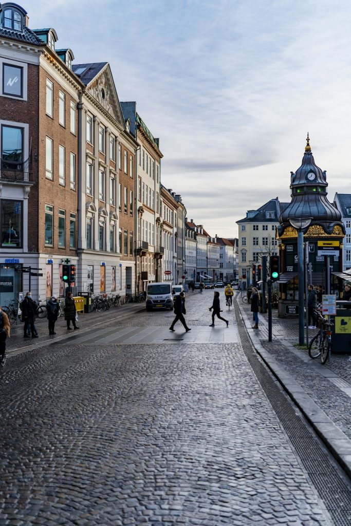 Gente paseando por la calle peatonal Strøget en Copenhague
