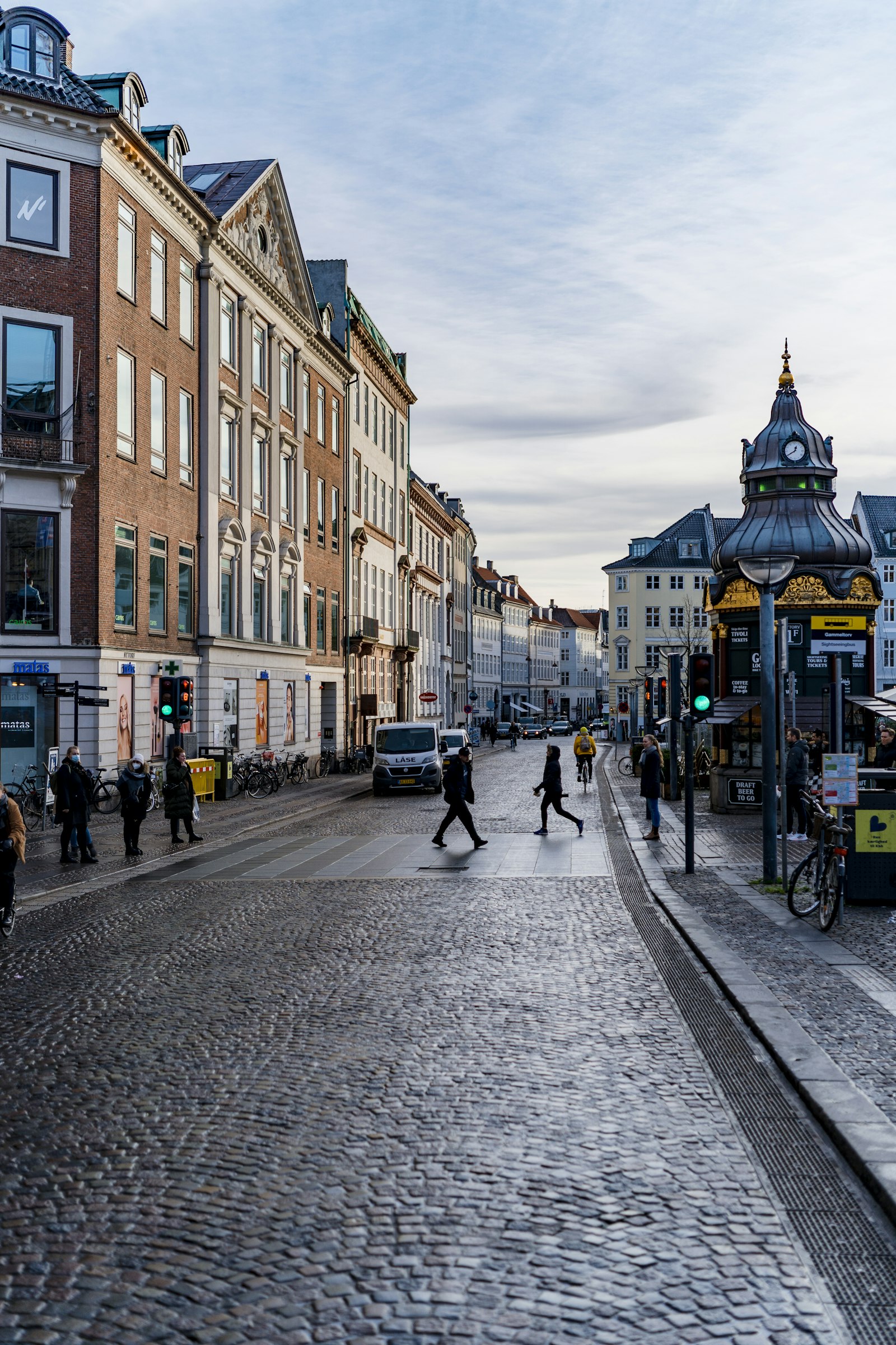 Gente paseando por la calle peatonal Strøget en Copenhague