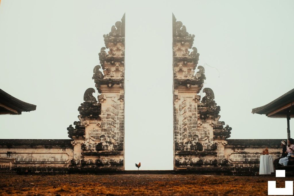 Puerta partida del templo Lempuyang con el monte Agung al fondo