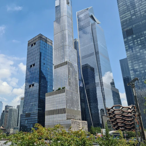 Vista De Hudson Yards con el Vessel y rascacielos.