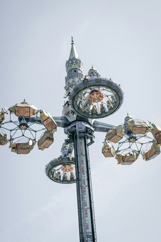 Noria iluminada del parque de atracciones Tivoli en Copenhague al atardecer