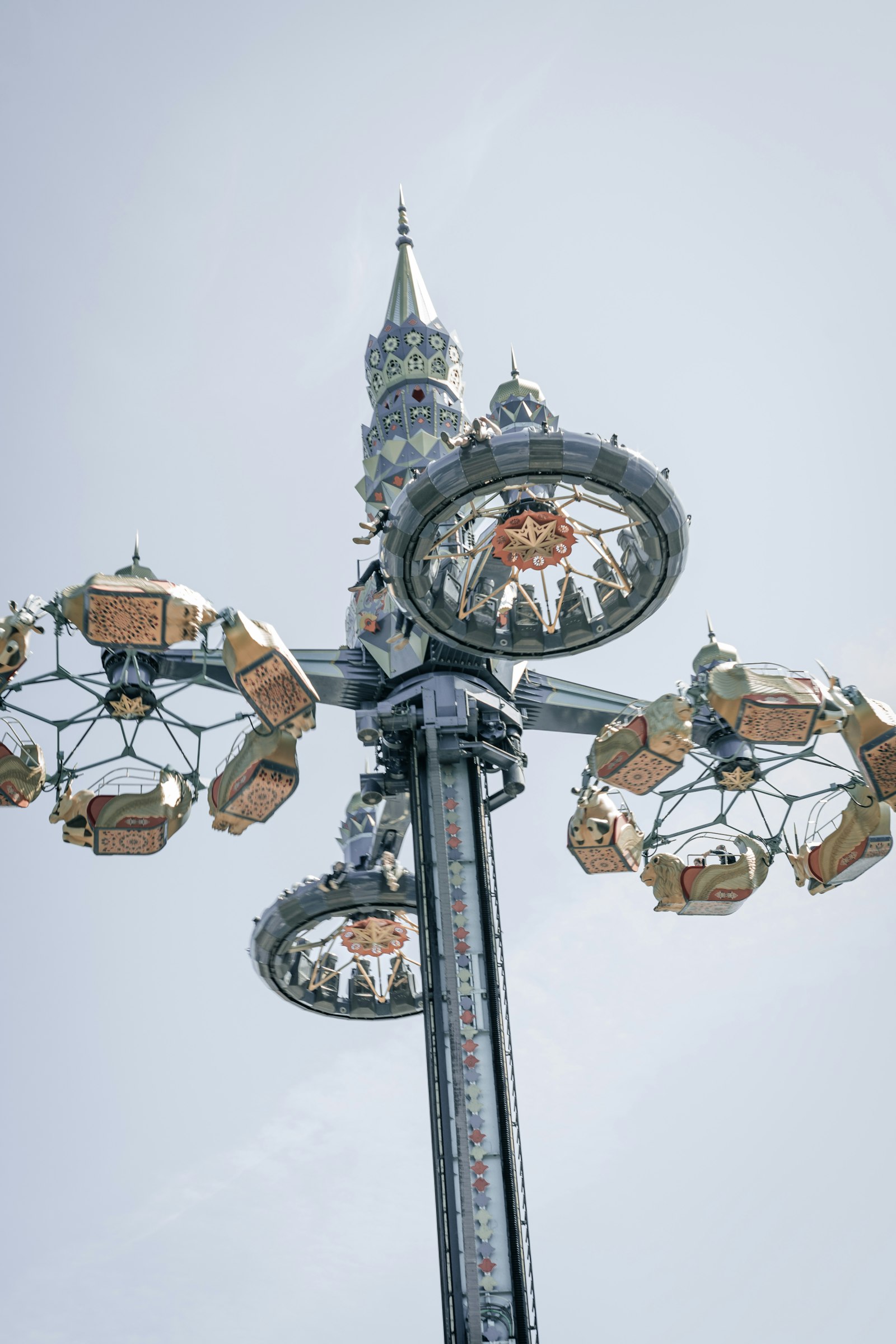 Noria iluminada del parque de atracciones Tivoli en Copenhague al atardecer