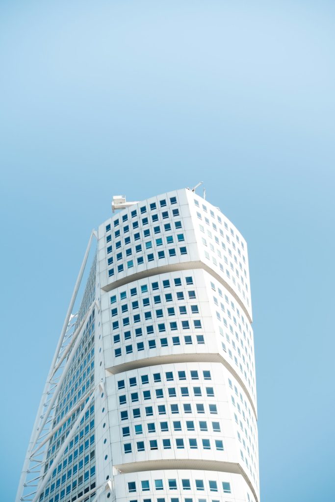 Turning Torso rascacielos en espiral de Malmö con cielo azul de fondo