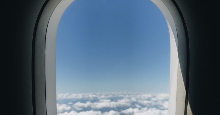 Vista desde la ventana del avión con ala y nubes, el vuelo Madrid Londres familia comienza así