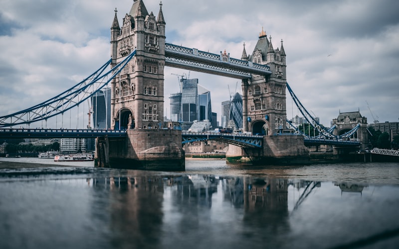 Tower Bridge de Londres bajo cielo azul, el destino que espera tras el vuelo Madrid Londres familia