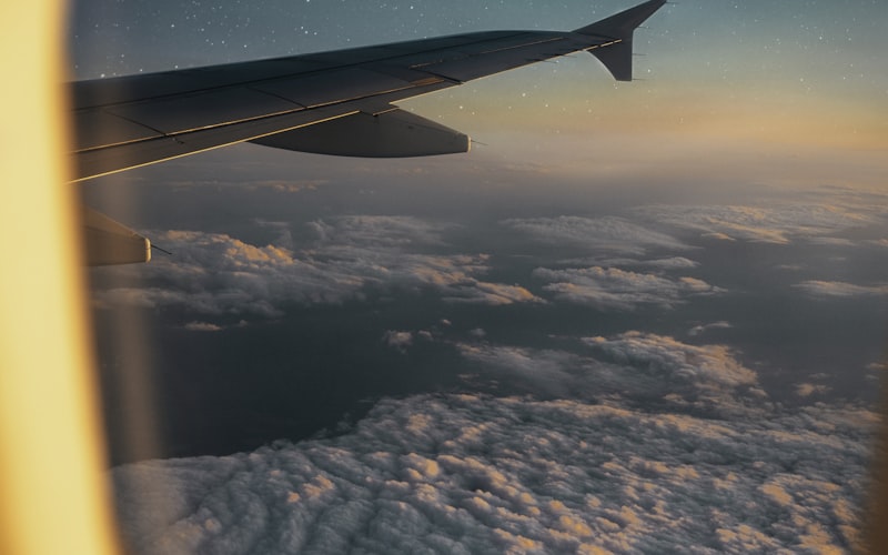 Vista de nubes desde la ventana del avión durante el vuelo a Londres desde España con familia, el viaje comienza aquí